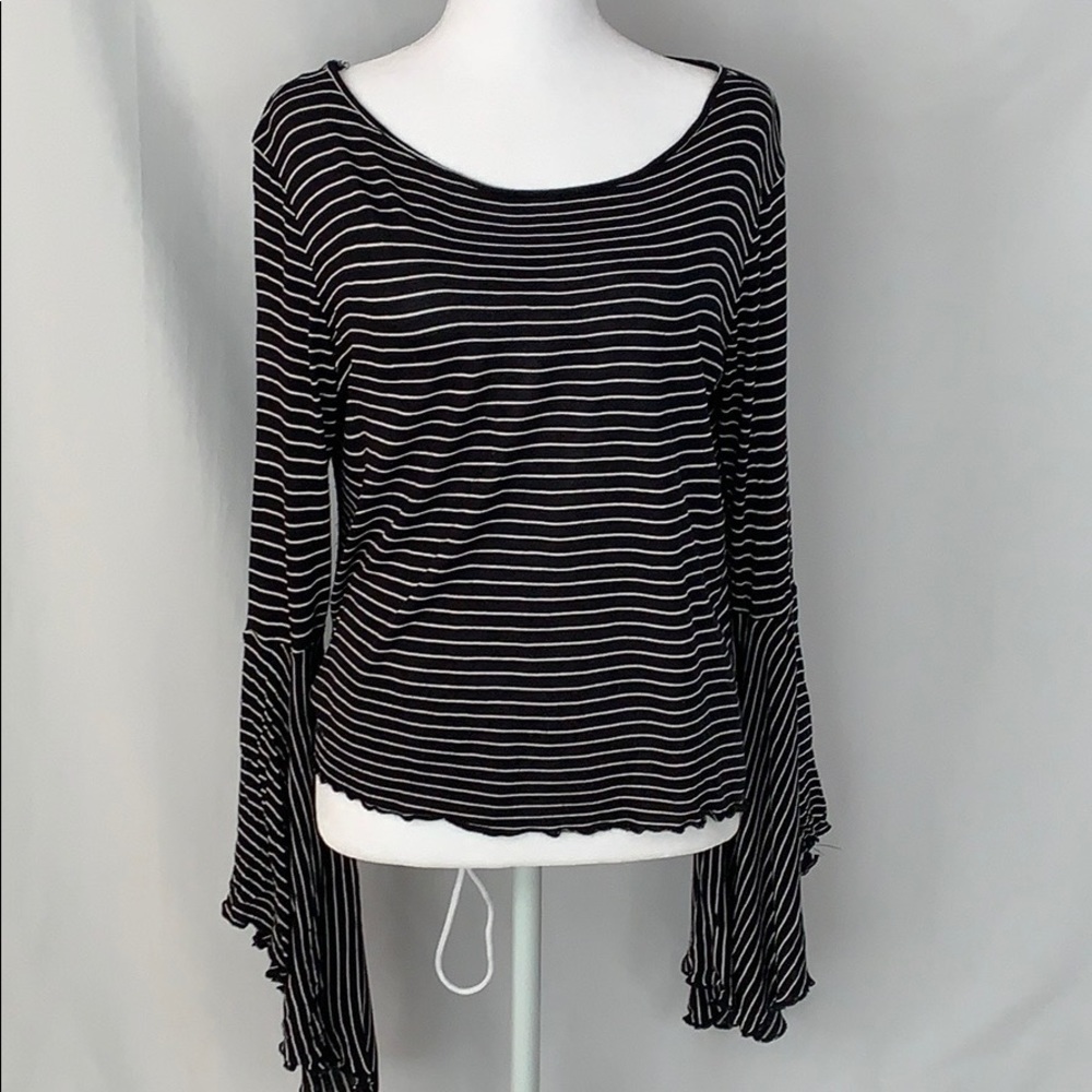 C’isa : black and white striped t-shirt.